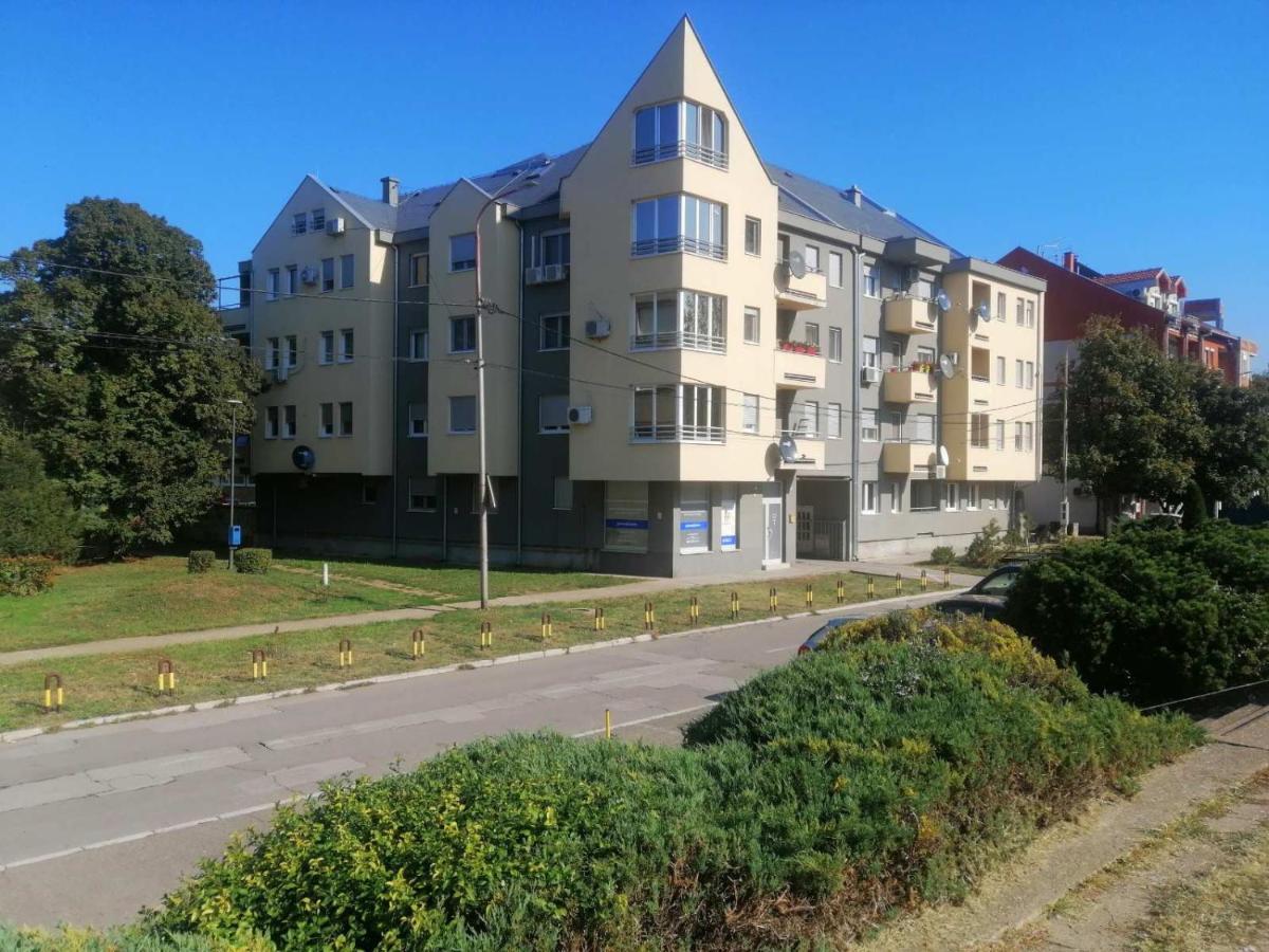 River Lux Sremska Mitrovica Bagian luar foto